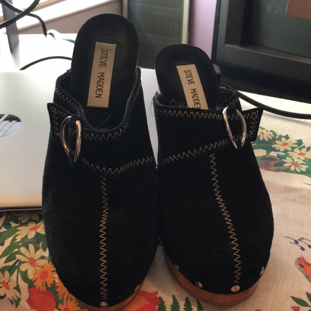 Size 6.5M Steve Madden Faris Black Suede Clogs.